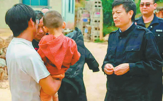 1577745990560057227.jpg 11月17日,华宁县盘溪镇一名2岁左右的孩子走失,民警连续工作22小时,找到孩子并安全将其送回到父母身边。.jpg