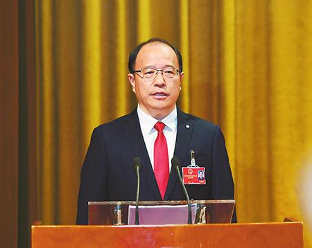 张德华作政府工作报告