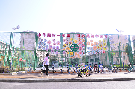北苑社区篮球场设置了民族团结同心树展板.jpg