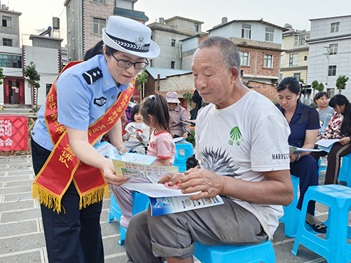 “家长夜校”走进燕窝村.jpg