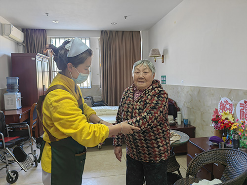 养老床位充裕 呼吁服务供给项目更丰富.jpg